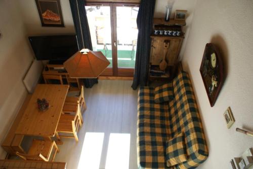 une vue aérienne d'un salon avec un canapé et une table dans l'établissement Nice T2 with south-east balcony, à Saint-Gervais-les-Bains