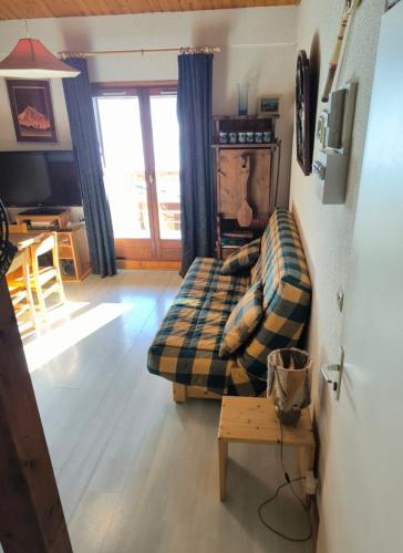 un salon avec un canapé et une télévision dans l'établissement Nice T2 with south-east balcony, à Saint-Gervais-les-Bains