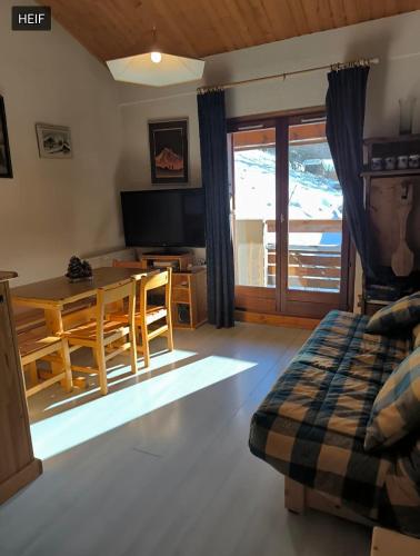 un salon avec une table et une salle à manger dans l'établissement Nice T2 with south-east balcony, à Saint-Gervais-les-Bains