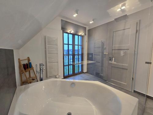 Koupelna v ubytování Reetland am Meer - Luxus Reetdachvilla mit 3 Schlafzimmern, Sauna und Kamin H20