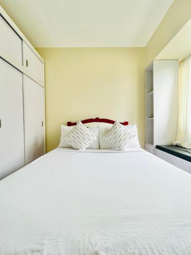 C3 Elegant 2BR Condo with Pool Viewにあるベッド