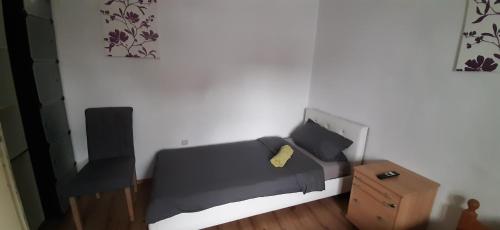 a small bedroom with a bed and a night stand at Unterkunft für Monteure in Schwallungen