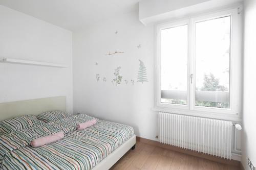 - une chambre avec un lit doté de 2 oreillers roses dans l'établissement Lumineux 2 chambres avec Terrasse, à Paris