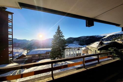 d'un balcon offrant une vue sur une montagne enneigée. dans l'établissement Appartement Ours Blanc - Welkeys, à Huez