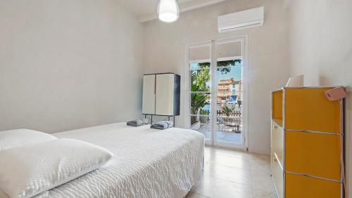 une chambre avec un lit et une télévision dans l'établissement Luxueux appartement avec terrase sur la mer, à Grimaud