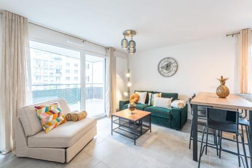 un salon avec un canapé et une table dans l'établissement ANNECITY - Appartement confortable près du centre ville, à Annecy