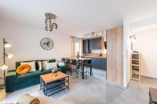 un salon avec un canapé et une table dans l'établissement ANNECITY - Appartement confortable près du centre ville, à Annecy