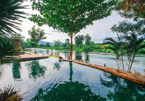 a pool with a tree in the middle of a river at Tani Ryu River Kwai in Ban Tha Pong (1)