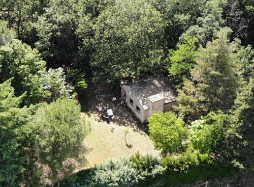 - une vue aérienne sur une vieille maison dans les bois dans l'établissement maison de campagne, à La Roque-sur-Cèze