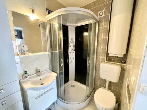 Ένα μπάνιο στο Villa AMore Radini Istrian antique stone house Studio with private parking and terrace