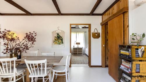 Imagine din galeria proprietății Coastal Vintage Cottage Brimming With Character and Charm Just Moments To Beaches, Bay and Cafes în Killcare