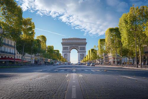 Une rue vide devant l'arche du triomphe dans l'établissement Sweett - Boccador, à Paris