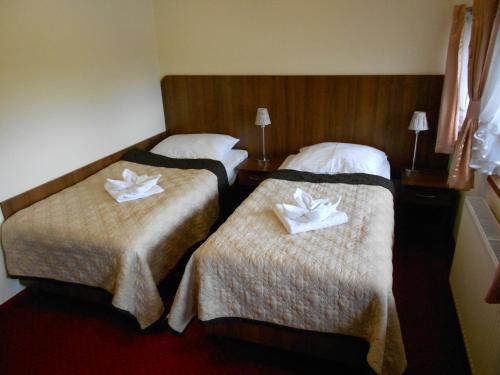 
Łóżko lub łóżka w pokoju w obiekcie Pokoje gościnne Viktorjan
