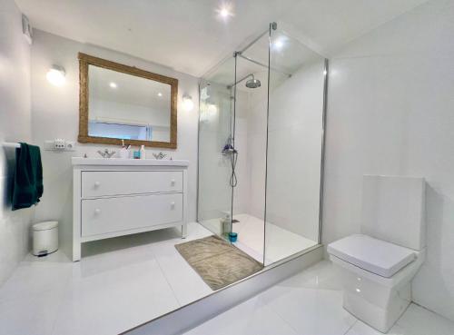 un bagno con doccia, lavandino e WC di Preciosa Villa rodeada de pinos con vistas al mar - ServHouse a Benicàssim