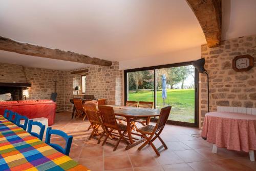 une salle à manger avec une table et des chaises dans l'établissement Longère 200 m2, à Noyal-Muzillac