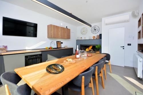 Dapur atau dapur kecil di Moderna villa "Split na dlanu" s grijanim bazenom