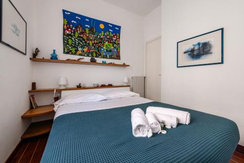a bedroom with a bed with towels on it at Cozy 2-Bedroom Stay at Lido di Venezia in Lido