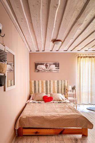 a bedroom with a bed and a wooden ceiling at Rodzinny zakątek "U Głuszków" Bieszczady in Myczkowce