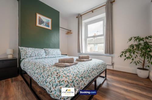 Postel nebo postele na pokoji v ubytování Stylish 2 BR Townhouse By StirkMartin Stays Short Lets & Serviced Accommodation Cardiff With Free Parking & Sleeps5