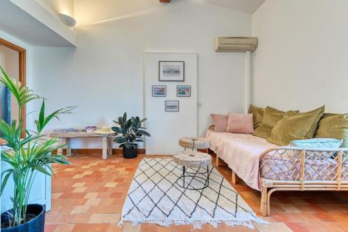 un salon avec un canapé et une table dans l'établissement T2 duplex climatisé à Endoume vue Vieux-Port, à Marseille