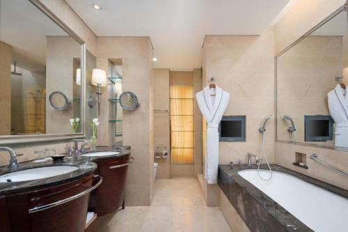 Bilik mandi di Shangri-La Chengdu