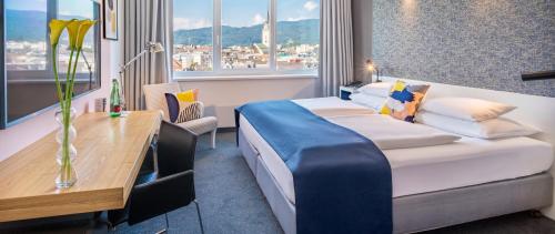Postel nebo postele na pokoji v ubytování voco Villach by IHG