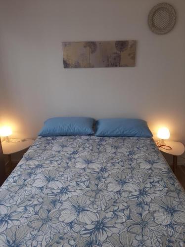 une chambre avec un lit avec une couverture bleue et blanche dans l'établissement Appartement entier paisible proche Tours, à Joué-lès-Tours