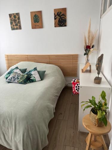 a bedroom with a bed and a table at Séjournez dans un Charmant Appartement de 40 m in Joué-Étiau