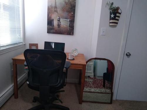 an office with a desk with a chair and a mirror at BlueJay Room in Boston