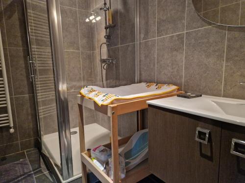une salle de bain avec une douche, un lavabo et une baignoire dans l'établissement La Borie de Peyrot, à Cassuéjouls