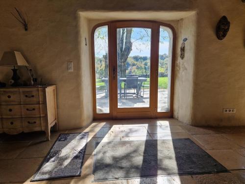 Cette chambre dispose d'une porte menant à une terrasse. dans l'établissement La Borie de Peyrot, à Cassuéjouls