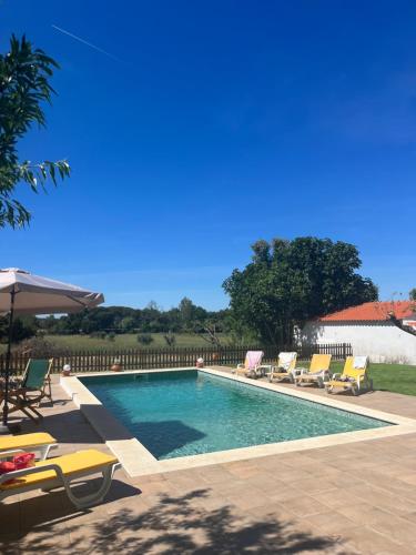 una piscina con tumbonas y una piscina en Courela da Anta, en Vimieiro