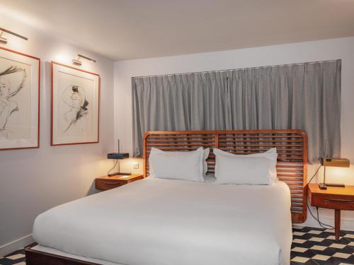Una cama o camas en una habitación de Hôtel Edgar & Achille