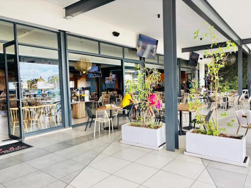 Restaurace v ubytování The Blyde Pretoria 2 bed 2 bath apartment