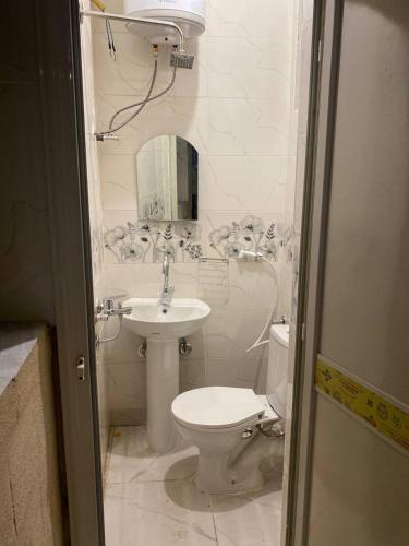 a bathroom with a toilet and a sink at Bakar House in Aswan