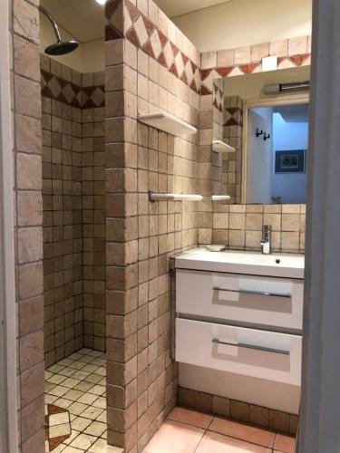une salle de bain avec un lavabo et une douche dans l'établissement Appartement 60m2 piscine au coeur de Saint-Tropez, à Saint-Tropez