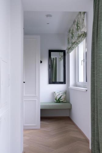 a hallway with a mirror and a window at Magazin Rooms in Salzburg