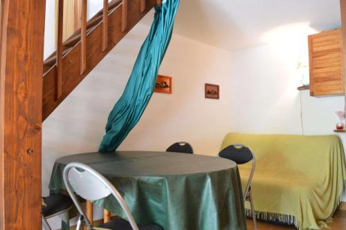 une table avec un tissu de table vert et un escalier dans l'établissement SP490-304 Mais studio cab mezz 4 couchages SAINT PIERRE LA MER, à Saint Pierre La Mer