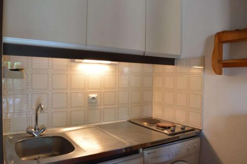 une cuisine avec un évier et un plan de travail dans l'établissement SP490-304 Mais studio cab mezz 4 couchages SAINT PIERRE LA MER, à Saint Pierre La Mer