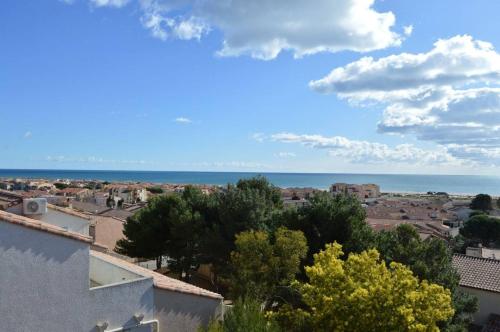 Vue sur une ville avec l'océan en arrière-plan dans l'établissement SP450-052 Mais 3 pièces 6 couchages SAINT PIERRE LA MER, à Saint Pierre La Mer