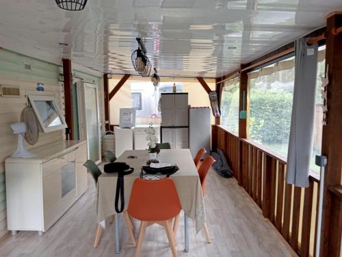 une cuisine et une salle à manger avec une table et des chaises dans l'établissement Camping La Lande, à Mimizan