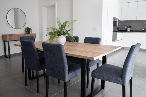 a dining room with a wooden table and chairs at Casa da Praceta - BY SCH in Alfeizerão