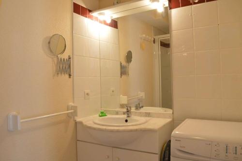 une salle de bain avec un lavabo, des toilettes et un miroir dans l'établissement SP340-008 Mais 2 pièces mezz 6 couchages SAINT PIERRE LA MER, à Saint Pierre La Mer