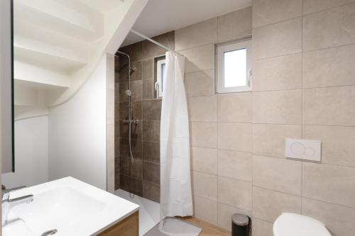 ein Badezimmer mit Dusche, Toilette und Waschbecken in der Unterkunft Chez Lisette - Maison climatisée dans Cancale in Cancale