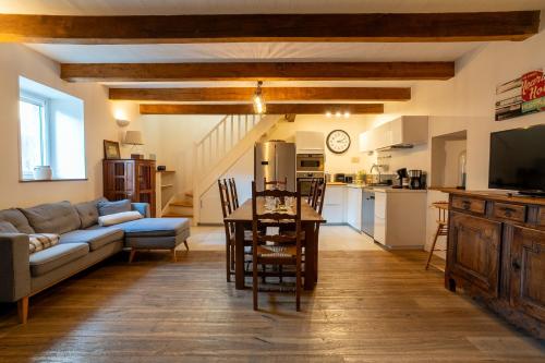 un salon avec un canapé et une table dans l'établissement Ty Claire - Grandes terrasses et jardin, à Plouhinec