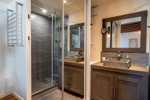une salle de bain avec deux lavabos et une douche dans l'établissement Ty Claire - Grandes terrasses et jardin, à Plouhinec