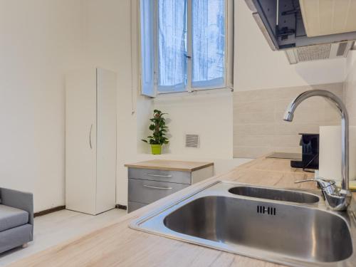 Kuchyň nebo kuchyňský kout v ubytování NAVIGLI Urban Retreat