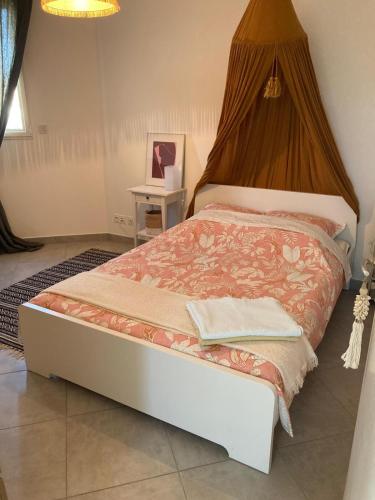 une chambre avec un lit à baldaquin dans l'établissement Moderne Confort Familial Piscine naturelle 11mx3m, à Pézenas