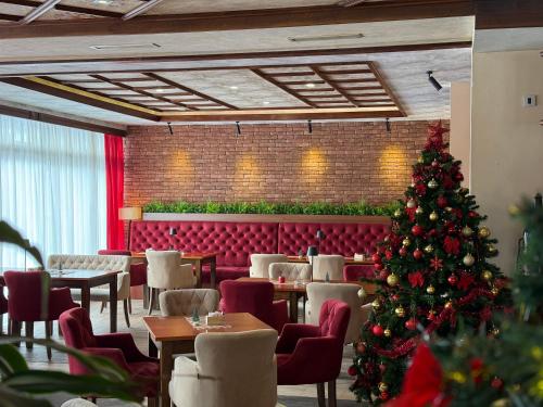 a christmas tree in the middle of a restaurant at Motel M Vlasenica in Vlasenica
