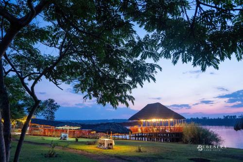 KarizingeにあるBugesera Lake Resortの大きな建物と湖のあるリゾート